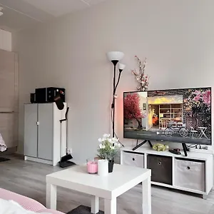 Lovely Next To The Metro Station And Shopping Malls - 16mins To Center, Convenient, Peaceful Helsinki